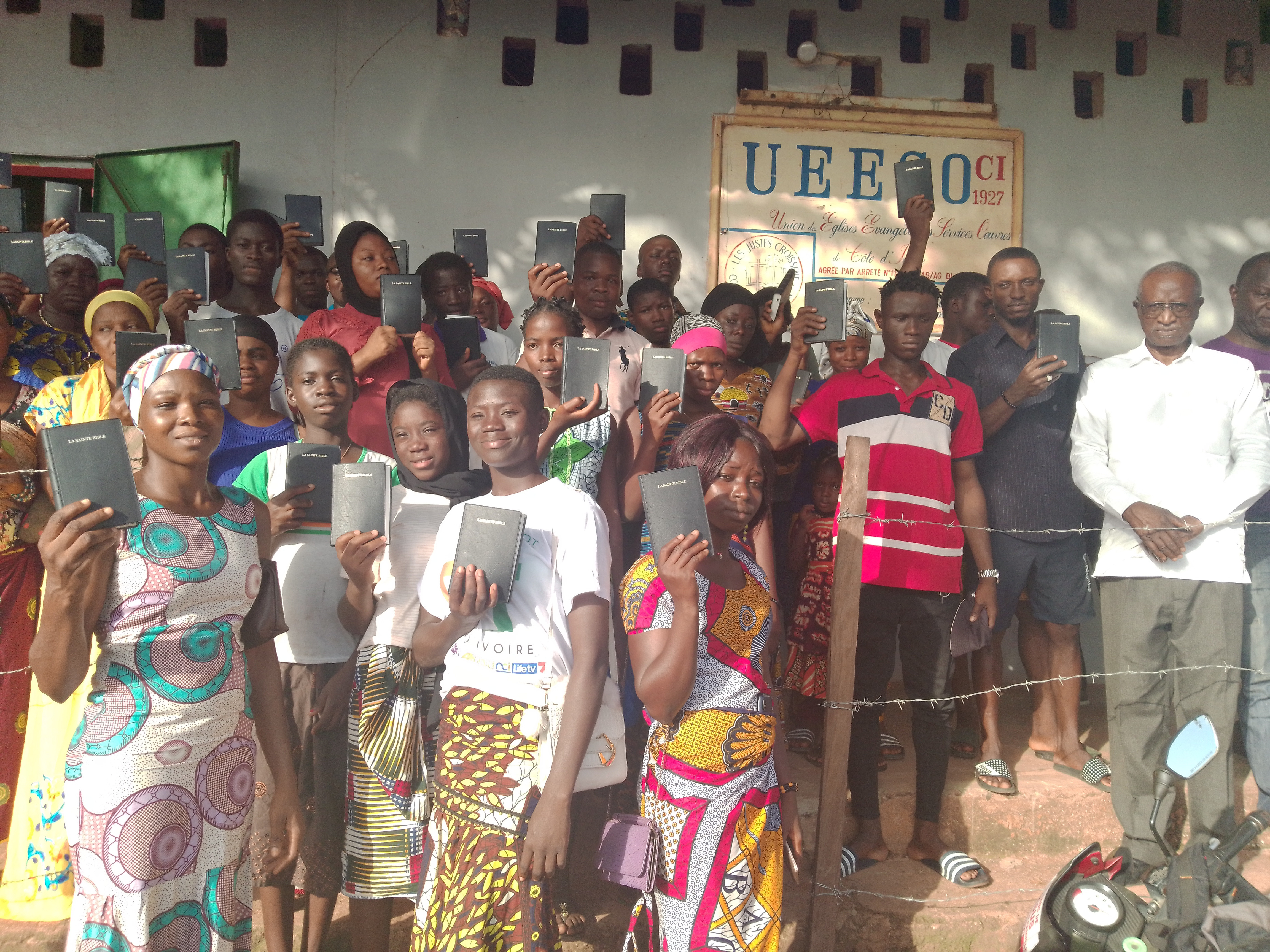Distribution de Bible à Ferkessedougou, Côte d'Ivoire- juin 2022
